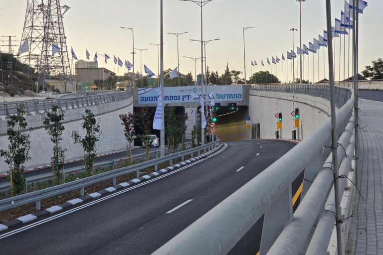 أدوات الاحتلال الإسرائيلي لخنق القدس وتغيير جغرافيتها وديموغرافيتها
