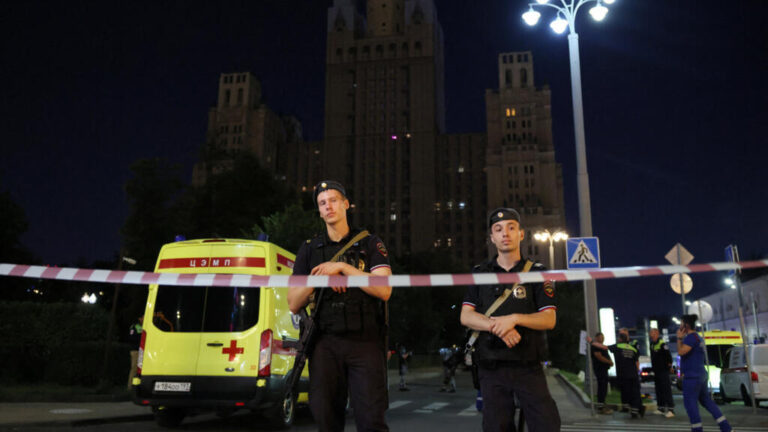 موسكو تشهد انفجارًا يودي بحياة 3 أشخاص وإصابة 21 وجهاز الدفاع الروسي يدمر 635 طائرة مسيّرة أوكرانية