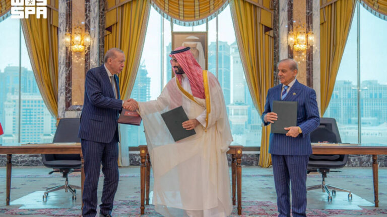 السعودية وتركيا تؤكدان أن اتفاقية الدفاع مع باكستان لا تهدد أمن المنطقة ولا ترتبط بالنووي
