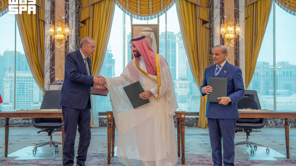 السعودية وتركيا تؤكدان أن اتفاقية الدفاع مع باكستان لا تهدد أمن المنطقة ولا ترتبط بالنووي