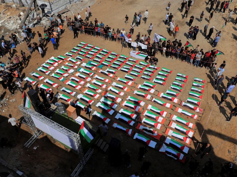 غزة تودع أكثر من 112 شهيداً من مجزرة الصبرة بعد عامين ونصف في أكبر جنازة جماعية منذ بداية الحرب