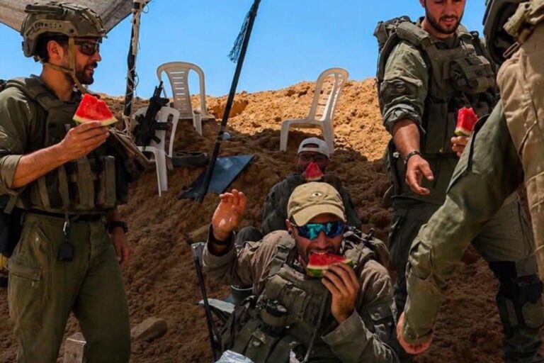 فيديو جنود إسرائيليين يتناولون بطيخ غزة يشعل جدلاً حول سرقة الرموز الفلسطينية