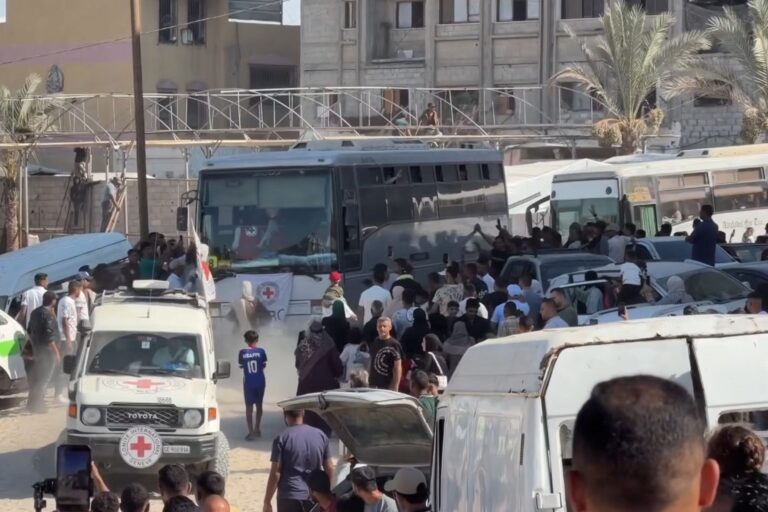 مشاهد مؤثرة لوصول فلسطينيين عائدين إلى غزة وسط مشاعر الفرح والحزن