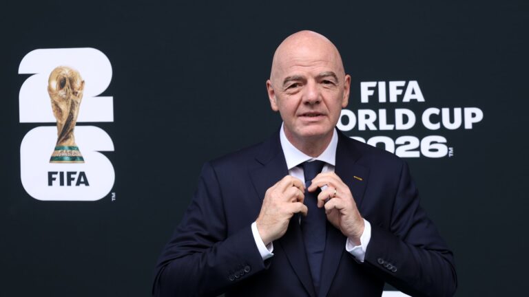فيفا يلغى خطة بيع حصص في كأس العالم بعد غضب شعبي واسع