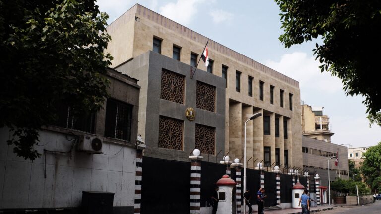 القائم بأعمال سفير سوريا في مصر يسلم أوراق اعتماده مندوبًا دائمًا لدى الجامعة العربية