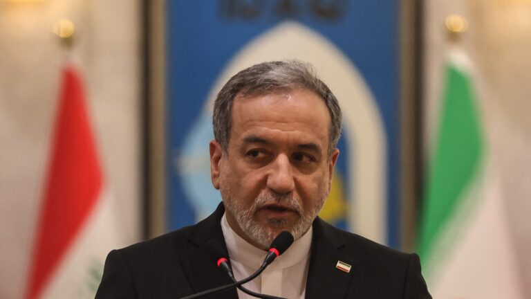 وزير الخارجية الإيراني يجري اتصالات مع نظيريه السعودي وقائد الجيش الباكستاني ويوجه تحذيراً لأمريكا