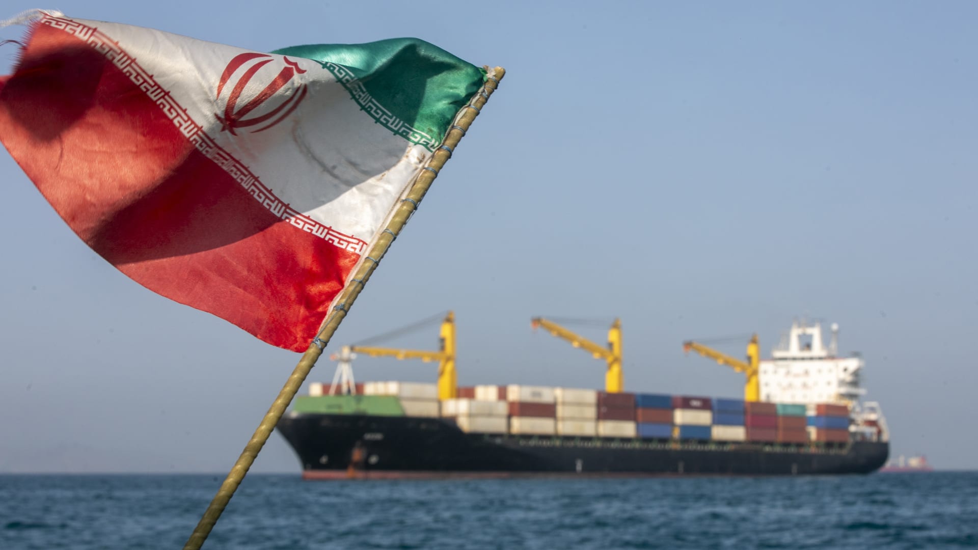 إيران تعلن عدم إجراء مفاوضات مع أمريكا حالياً وتبحث مع عمان إنشاء مسار مؤقت بمضيق هرمز