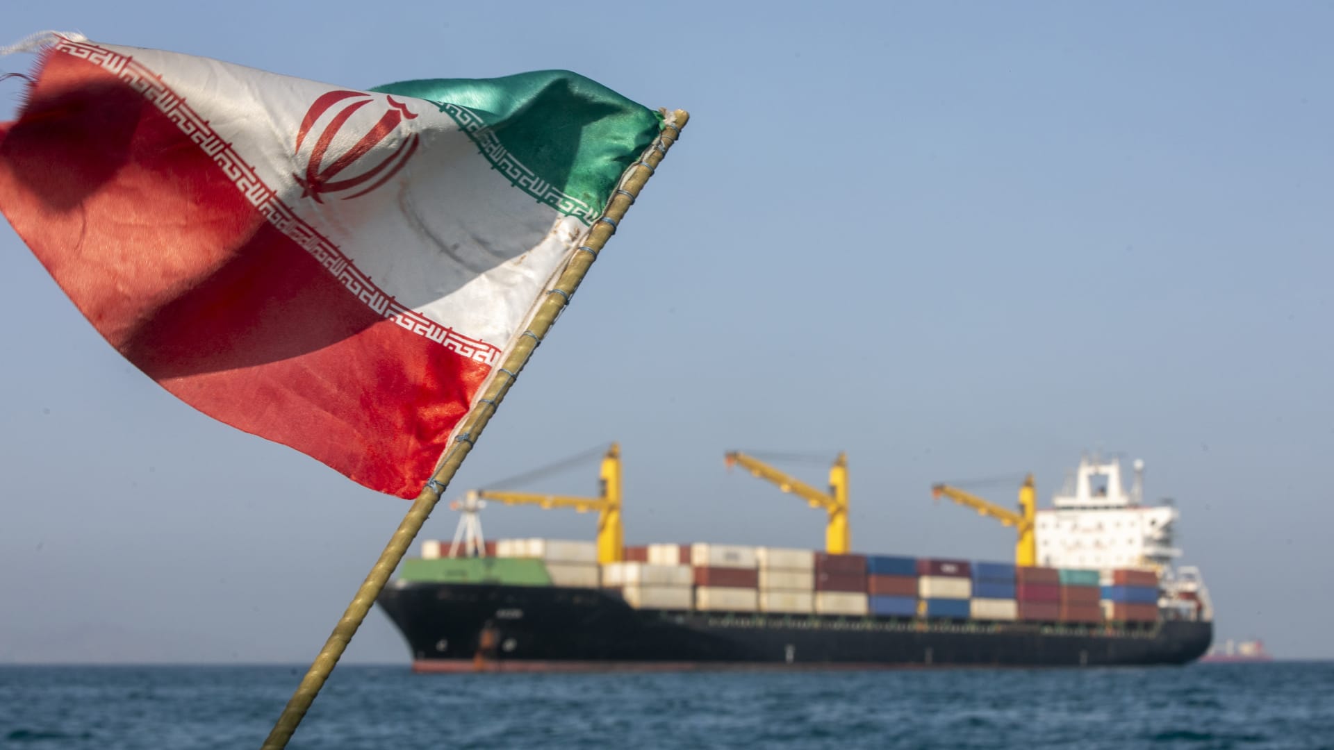 مشرعون إيرانيون يطرحون مشروع قانون لتنظيم الملاحة في مضيق هرمز بعيدا عن المفاوضات مع عمان