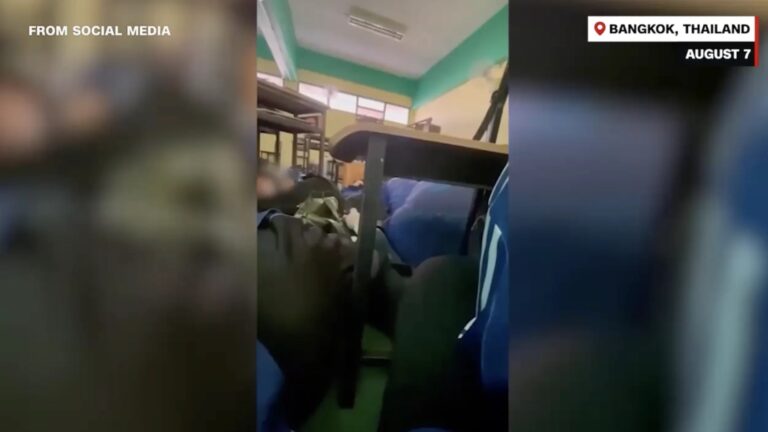 طلاب يحتمون تحت الطاولات أثناء حادث إطلاق نار في مدرسة بتايلاند