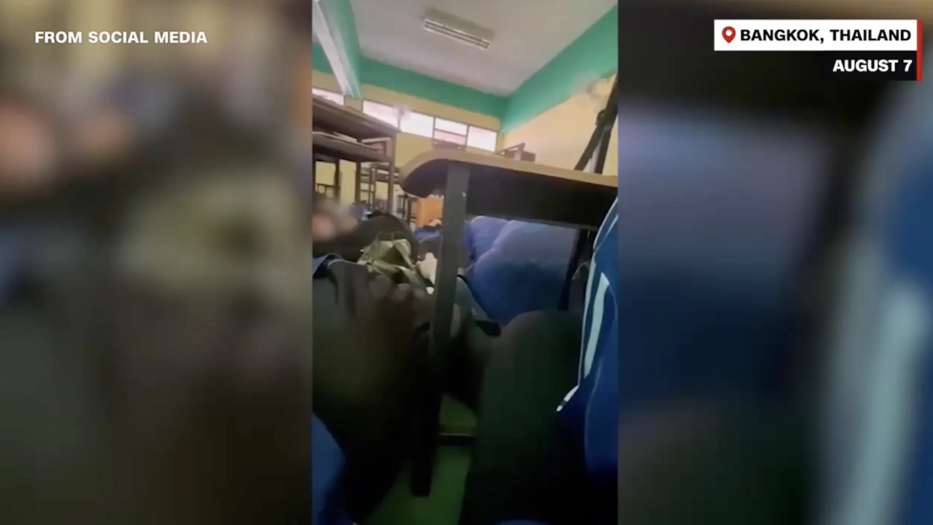 طلاب يحتمون تحت الطاولات أثناء حادث إطلاق نار في مدرسة بتايلاند