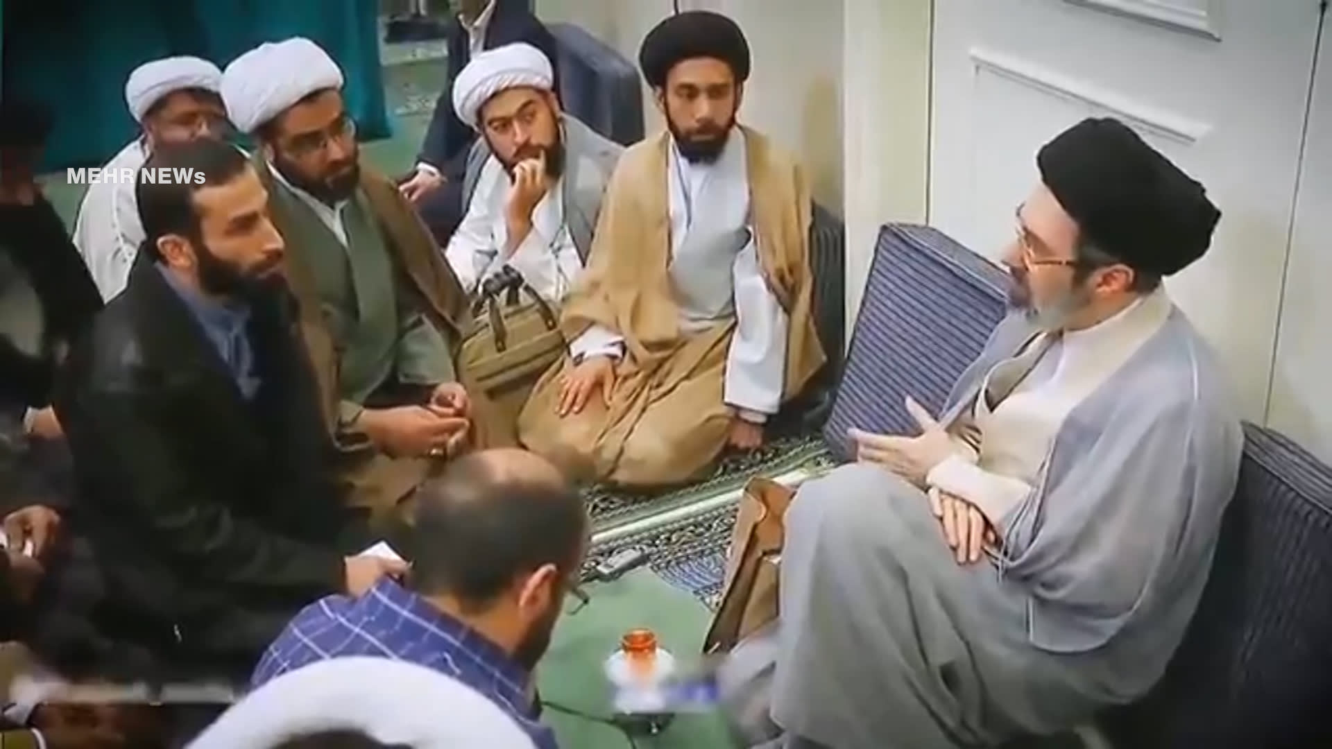 إعلام إيراني ينشر أول فيديو لمجتبى خامنئي وسط تكهنات حول صحته