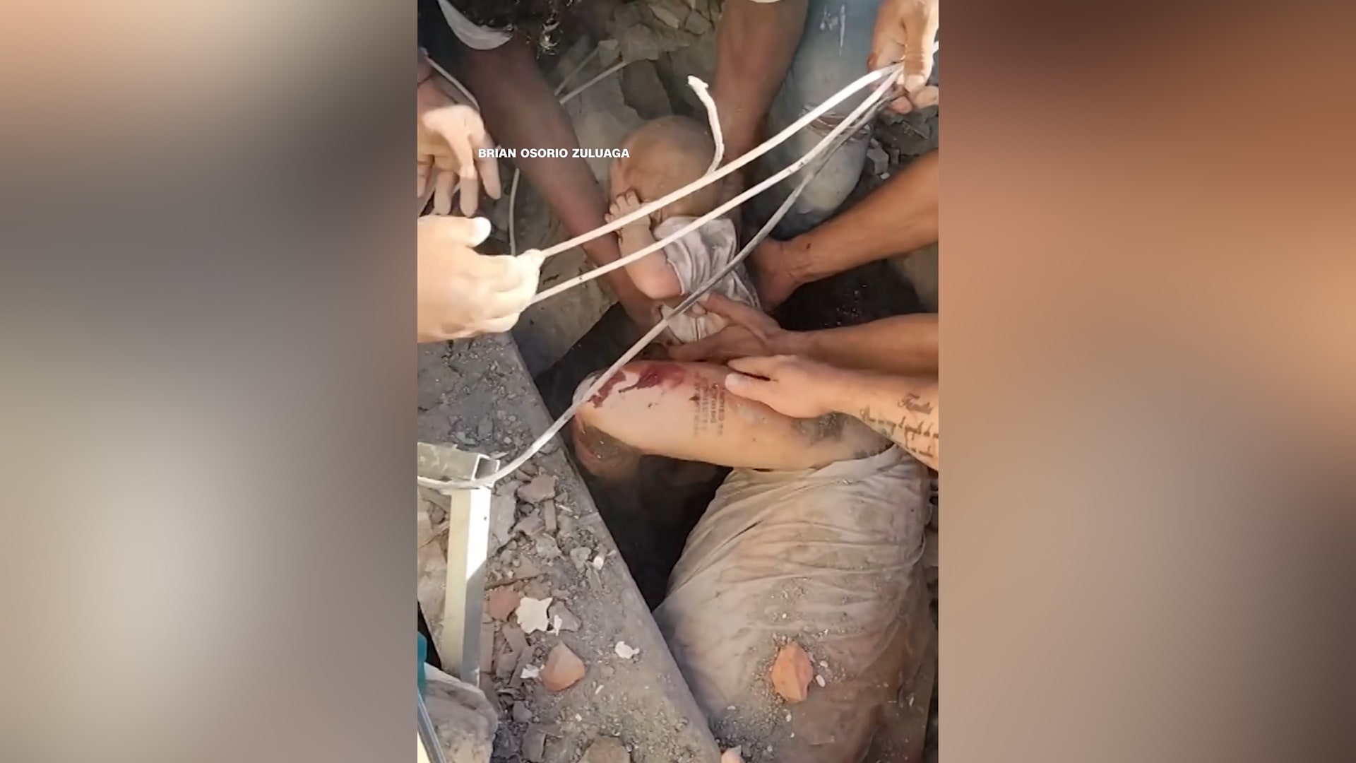 لحظات مؤثرة لإنقاذ رضيع حي من تحت ركام مبنى منهار جراء زلزال كولومبيا