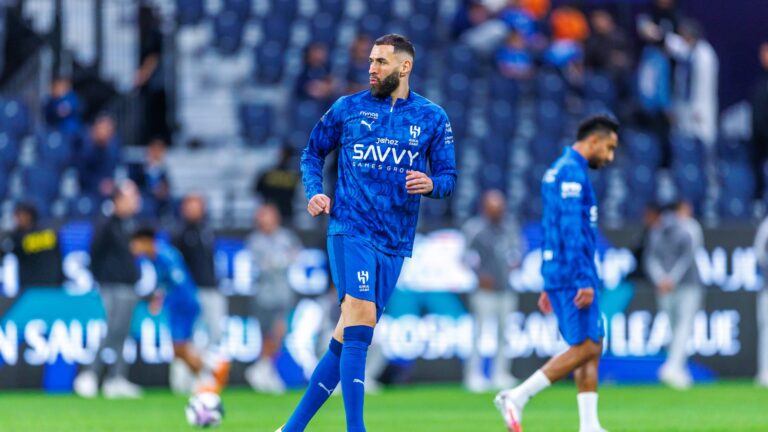 تساؤلات حول توتر العلاقة بين بنزيما ومدرب الهلال بعد استبداله في مباراة الفيصلي