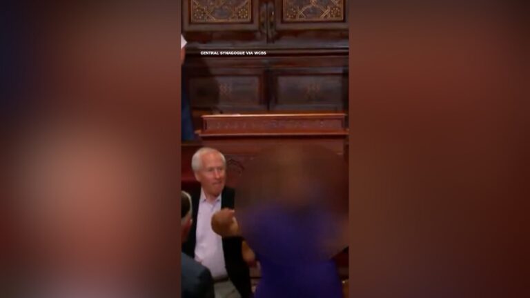اعتقال رجل يصرخ ويعطل صلاة السبت في كنيس بمدينة نيويورك
