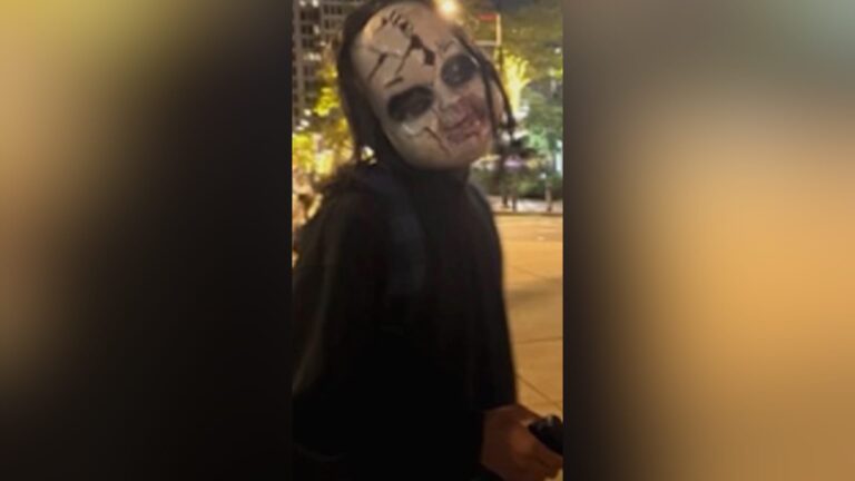 رجل مقنع يطارد نساء في شوارع فيلادلفيا ويهدد بحزم