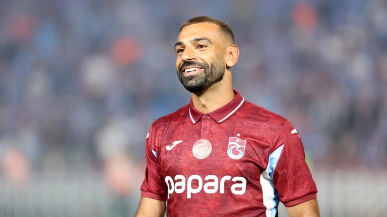 محمد صلاح ووكيله يتبادلان المزاح حول قطعتي البقلاوة ويتفاعلان على X