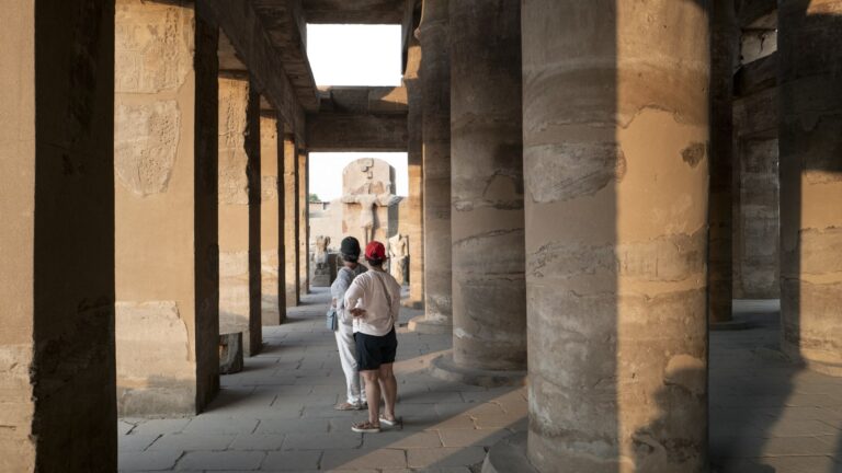 وزارة السياحة المصرية تتخذ إجراءات قانونية بسبب تسلل صانع محتوى إلى مقابر أثرية مغلقة في الأقصر