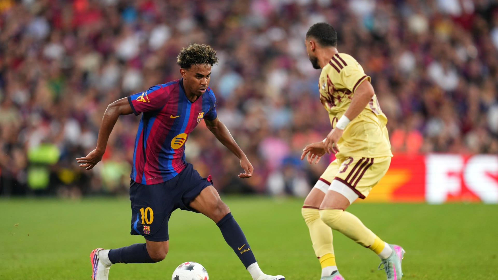 برشلونة يتوّج بكأس جوان غامبر بعد فوزه على الأهلي بهدفين مقابل هدف