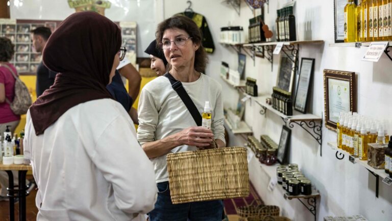 هل يستحق زيت الأرغان لقب “الذهب السائل” في العناية بالجمال؟