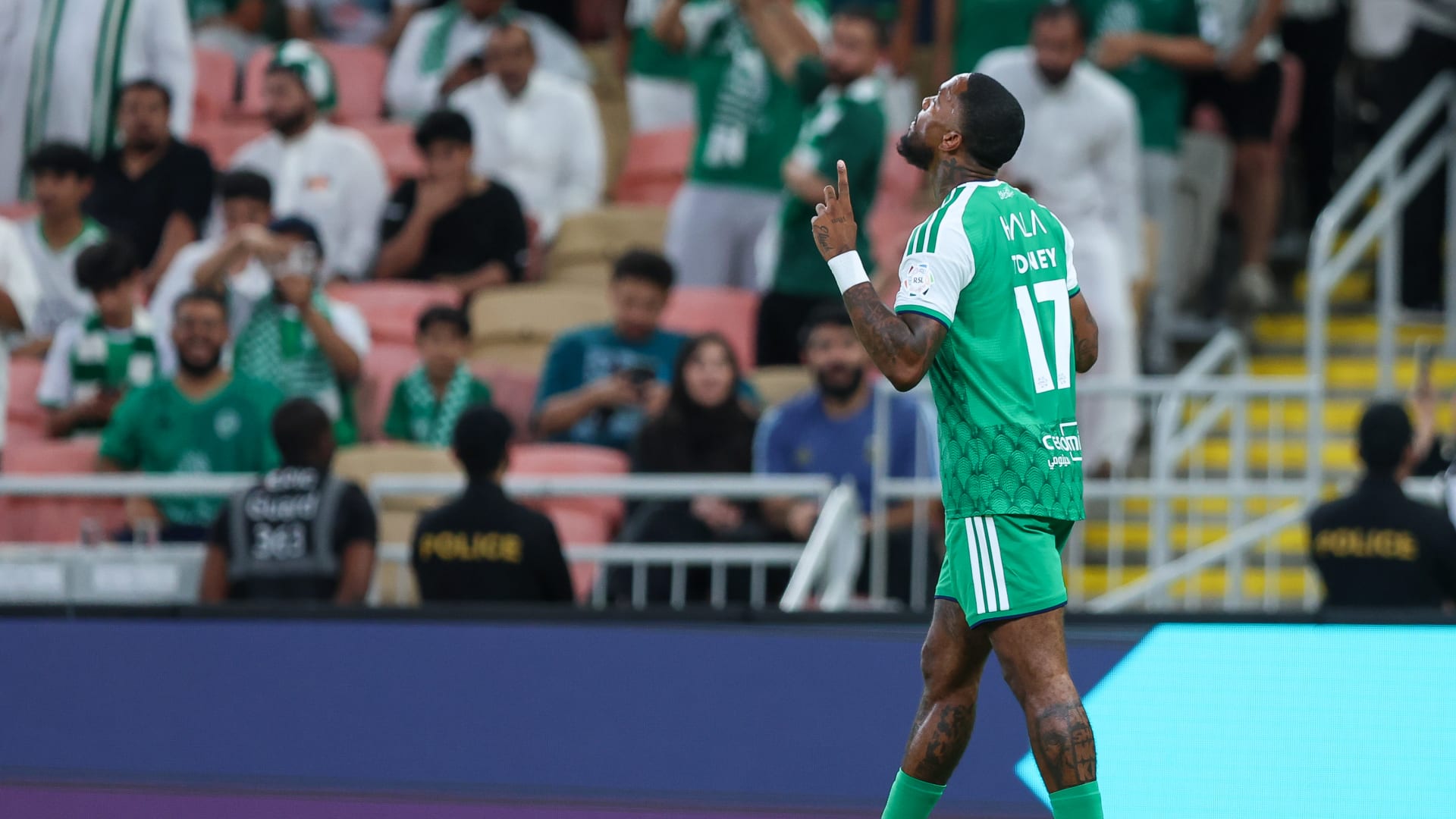 إيفان توني يقود الأهلي لهاتريك في فوز ساحق على أبها بالدوري السعودي