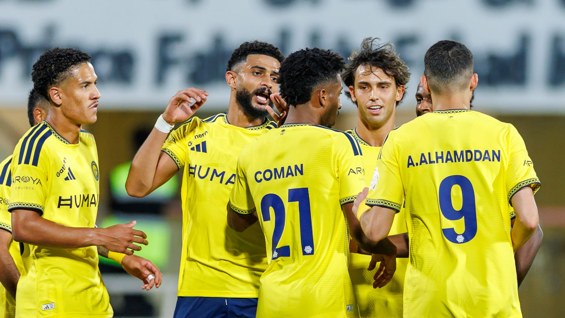 تصرف لافت من لاعبي النصر مع حارسهم عبد الرحمن العتيبي بعد مشاركته في فوز الفريق على الاتفاق