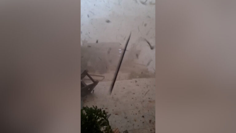 إعصار مدمر يضرب قرية بوماس الفرنسية ويتسبب في أضرار واسعة وإصابات