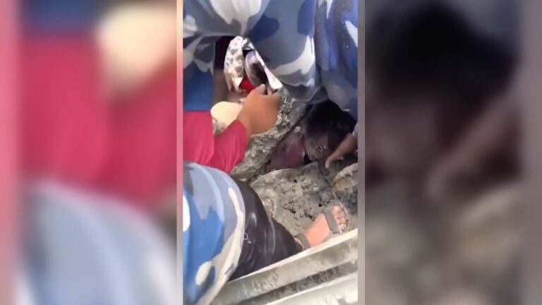 فيديو مؤثر يوثق إنقاذ طفلة تحت أنقاض مبنى منهار في نيبال بعد الفيضانات