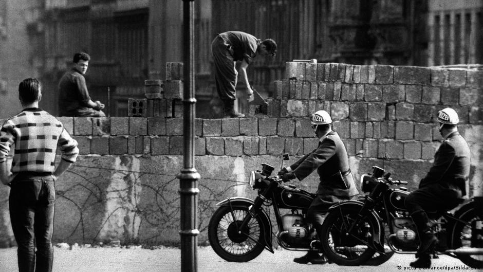في ذكرى بناء جدار برلين: النظرة على ألمانيا عام 1961 وتأثيراته على المجتمع والحياة اليومية