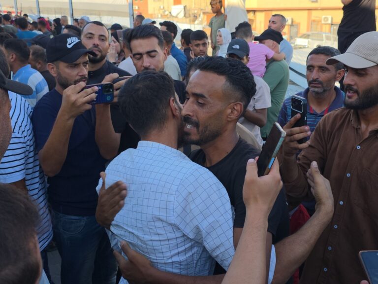 “أجبروني على لحس أرضية الزنزانة بلساني”.. شهادات مؤلمة لعمال فلسطينيين معتقلين في سجون الاحتلال بعد عودتهم إلى غزة