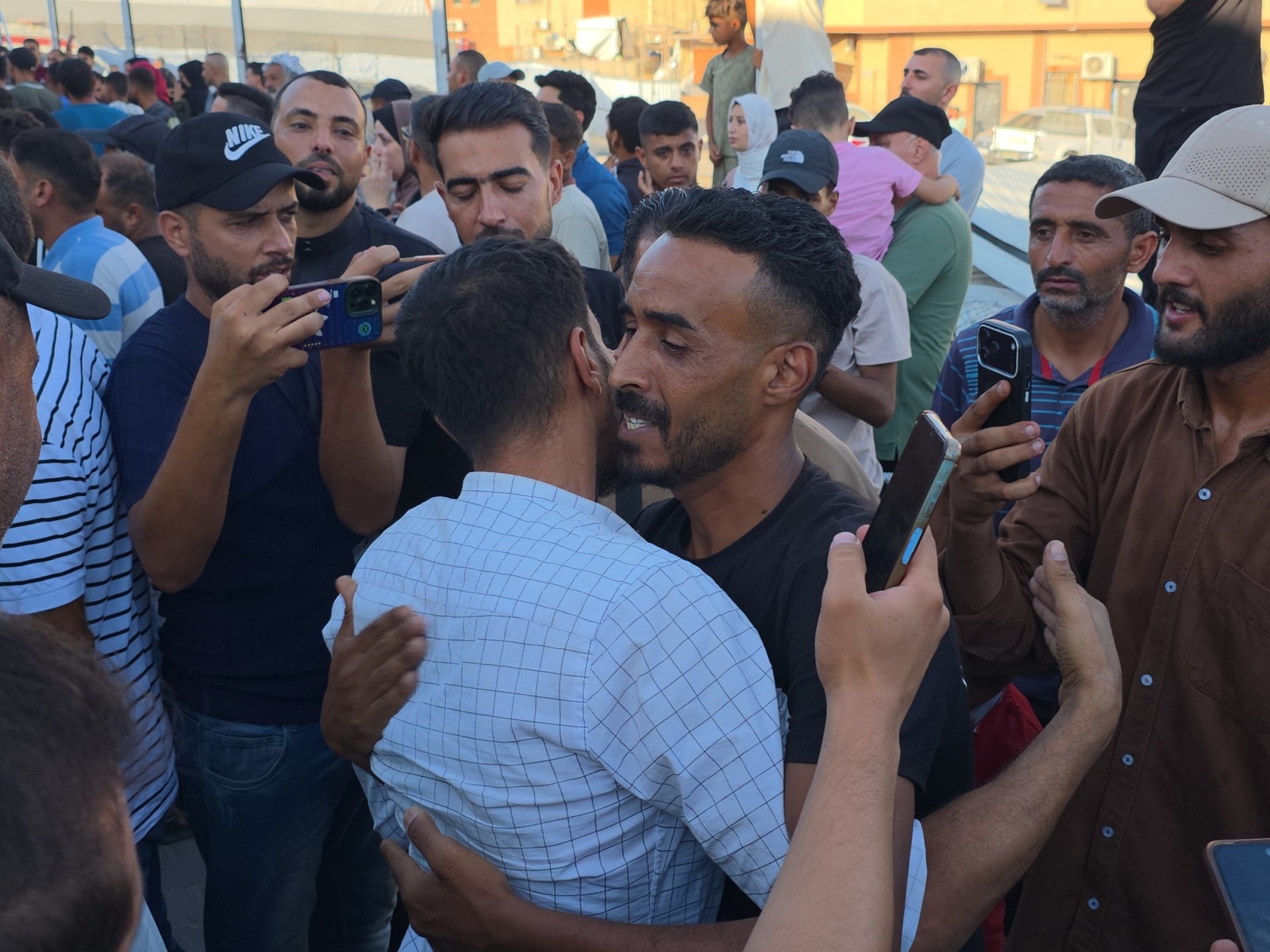 “أجبروني على لحس أرضية الزنزانة بلساني”.. شهادات مؤلمة لعمال فلسطينيين معتقلين في سجون الاحتلال بعد عودتهم إلى غزة