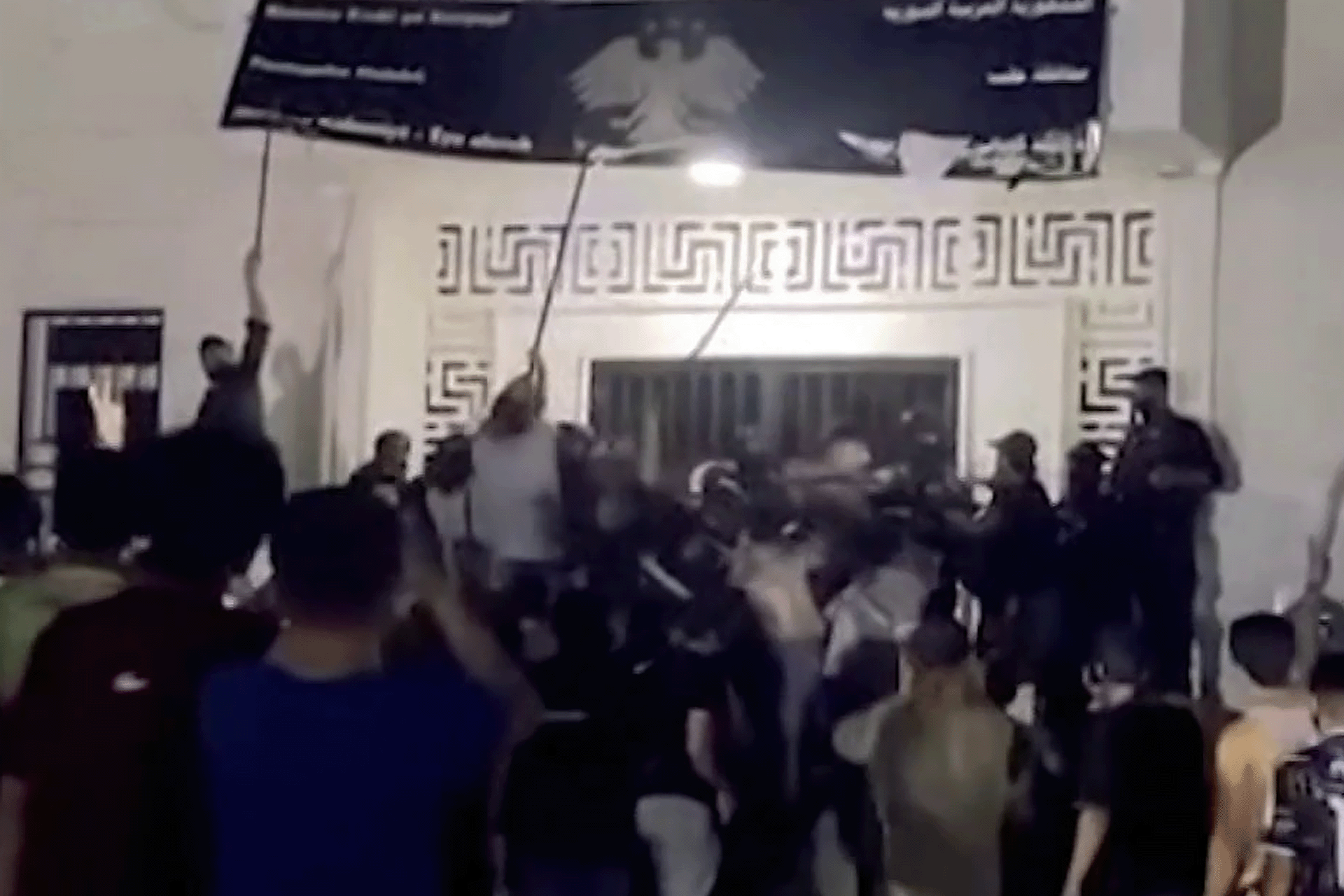 حظر تجوال في عين العرب إثر اعتداء على مقر حكومي وتوتر الوضع الأمني في ريف حلب