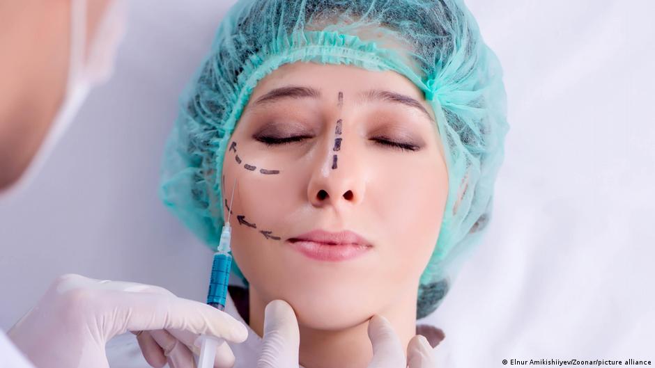 تأثير منصات التواصل وعمليات التجميل على ثقة اليافعين بأنفسهم