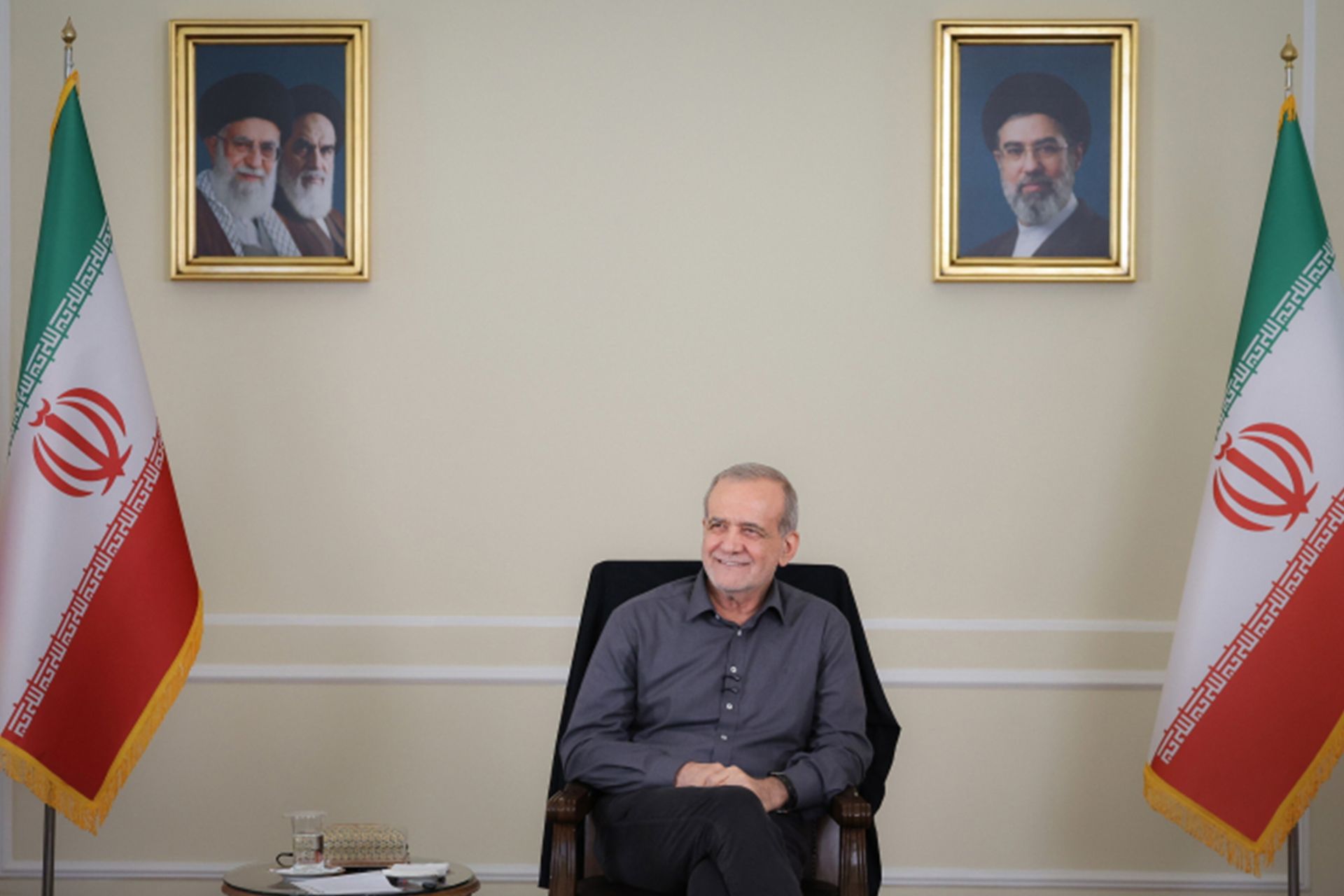 بزشكيان يكشف تحديات عامين من حكمه ويلقي الضوء على أزمات إيران وإستراتيجيات الصمود