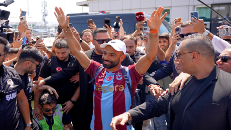 استقبال جماهيري حافل لمحمد صلاح في طرابزون بعد انضمامه لفريق سبور التركي