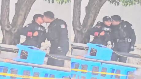 فضيحة أمنية في المكسيك.. شرطيان يمارسان سلوكًا خادشًا خلال الدورية