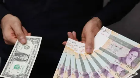 انهيار تاريخي في قيمة العملة الإيرانية يتجاوز 200 ألف تومان للدولار