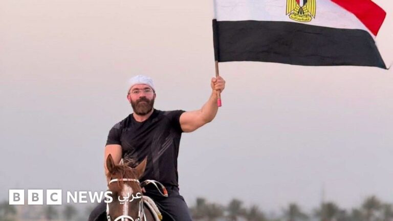 جدل في سقارة بعد منع مدون مصري من رفع علم مصر داخل المنطقة الأثرية