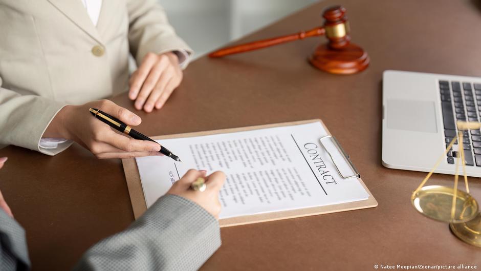 دراسة تكشف أن المحاميات يعانين من القلق والاكتئاب أكثر من المحامين الرجال