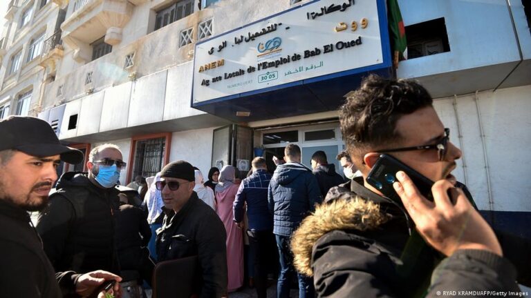 ملايين الشباب بلا عمل حول العالم.. تأثير الذكاء الاصطناعي يفاقم تحديات السوق