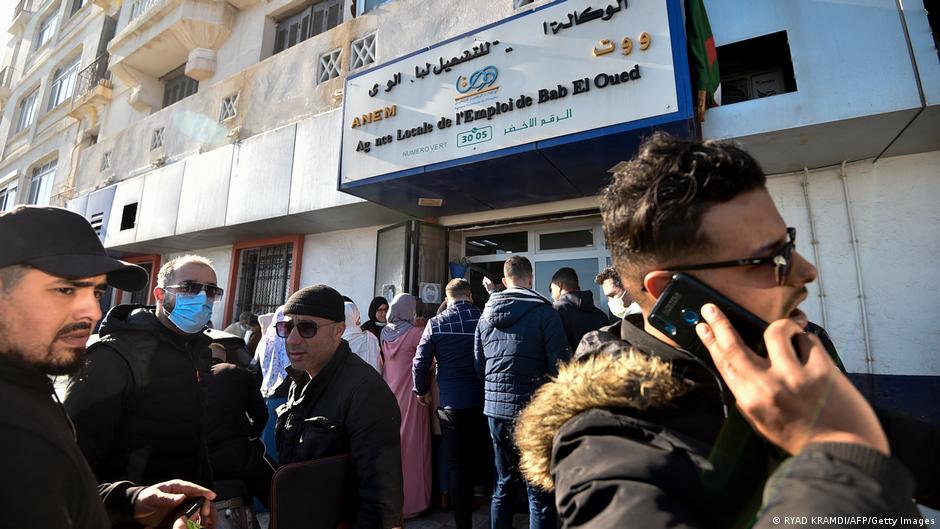ملايين الشباب بلا عمل حول العالم.. تأثير الذكاء الاصطناعي يفاقم تحديات السوق