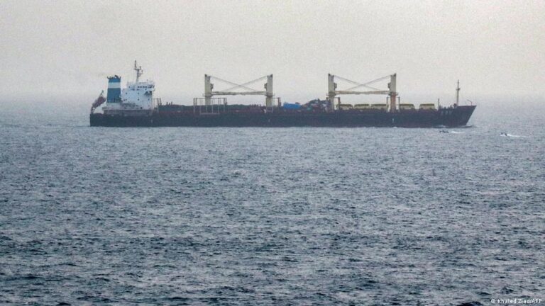 الحوثيون يعلنون استهداف ناقلة نفط سعودية ثانية بصاروخ باليستي في خليج عدن