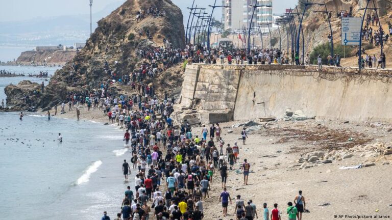 المغرب يعلن وفاة 11 مهاجراً خلال محاولة العبور إلى سبتة وسط أزمة تدفق غير مسبوقة