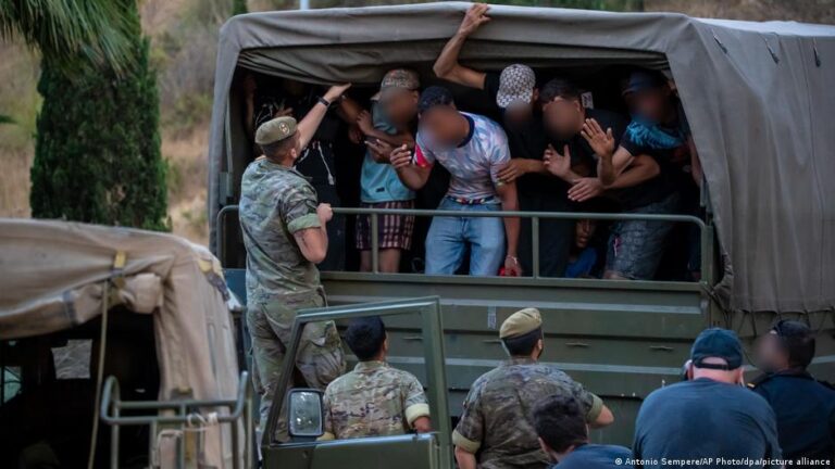 آلاف المهاجرين ما زالوا محتجزين في سبتة وسط تداعيات موجة الهجرة من المغرب