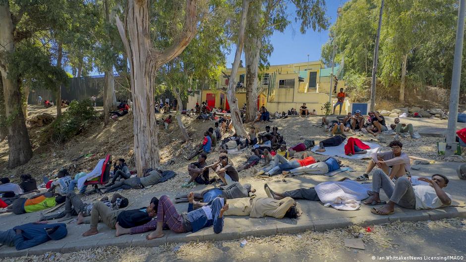 مدريد تواجه أزمة إنسانية.. آلاف الأطفال المهاجرين بلا مأوى في شوارع سبتة