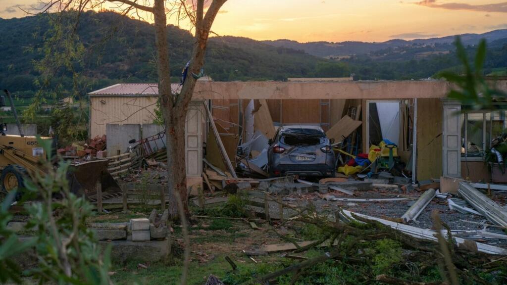 إعصار يجتاح جنوب غرب فرنسا ويصيب 41 شخصًا ويتسبب بأضرار واسعة في المنازل