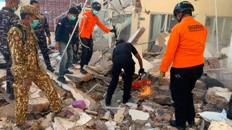 زلزال قوي يضرب شرق إندونيسيا ويسبب مقتل عشرين شخصًا على الأقل