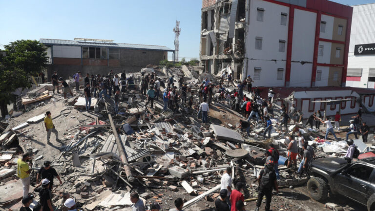 الرئيس الكولومبي يعلن حالة الطوارئ بعد زلزال قاتل يودي بحياة أكثر من 100 شخص