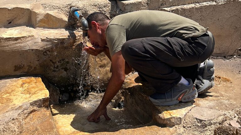 70 فلسطينياً يدافعون عن عين جريوت ضد اعتداءات المستوطنين