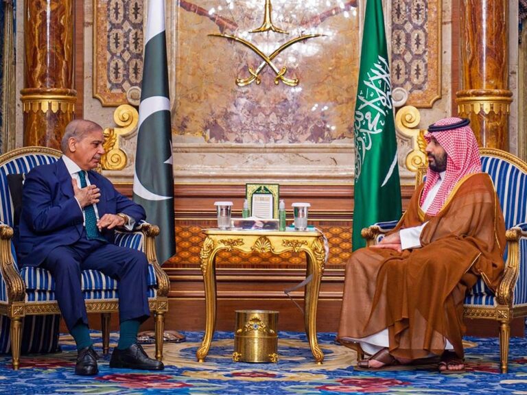 رئيس الوزراء الباكستاني شريف يترأس وفدًا رفيع المستوى في زيارة إلى السعودية لتعزيز العلاقات وتجاوز أزمات المنطقة