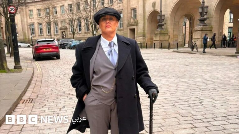 بريطانية ترتدي أزياء تنكرية يومية لجمع التبرعات لأعمال خيرية